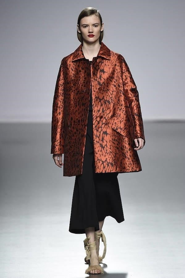 Abrigo oversize estampado con pantalón culotte negro.