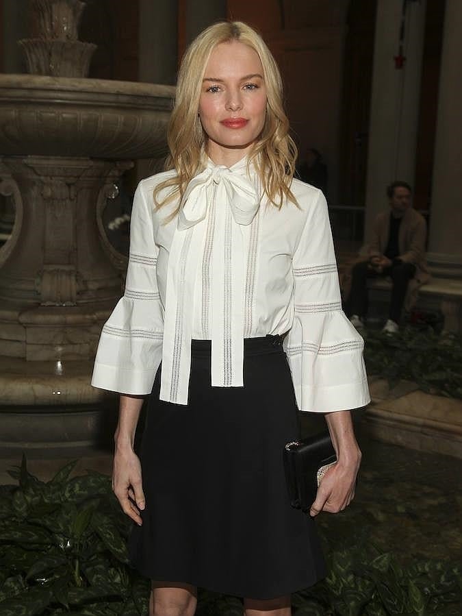 La actriz no se perdió el desfile de Carlina Herrera en la Semana de la Moda de Nueva York, al que acudió con una blusa blanca con lazo en el cuello y mangas abombadas, y falda negra. Un look 'black&white' perfecto.