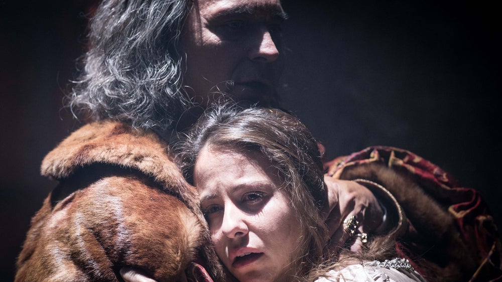 Maximiliano consuela a Juana tras la muerte de Felipe el Hermoso. La errática procesión de Juana por las tierras de Castilla acabaría al final con sus esperanzas de conservar el trono.