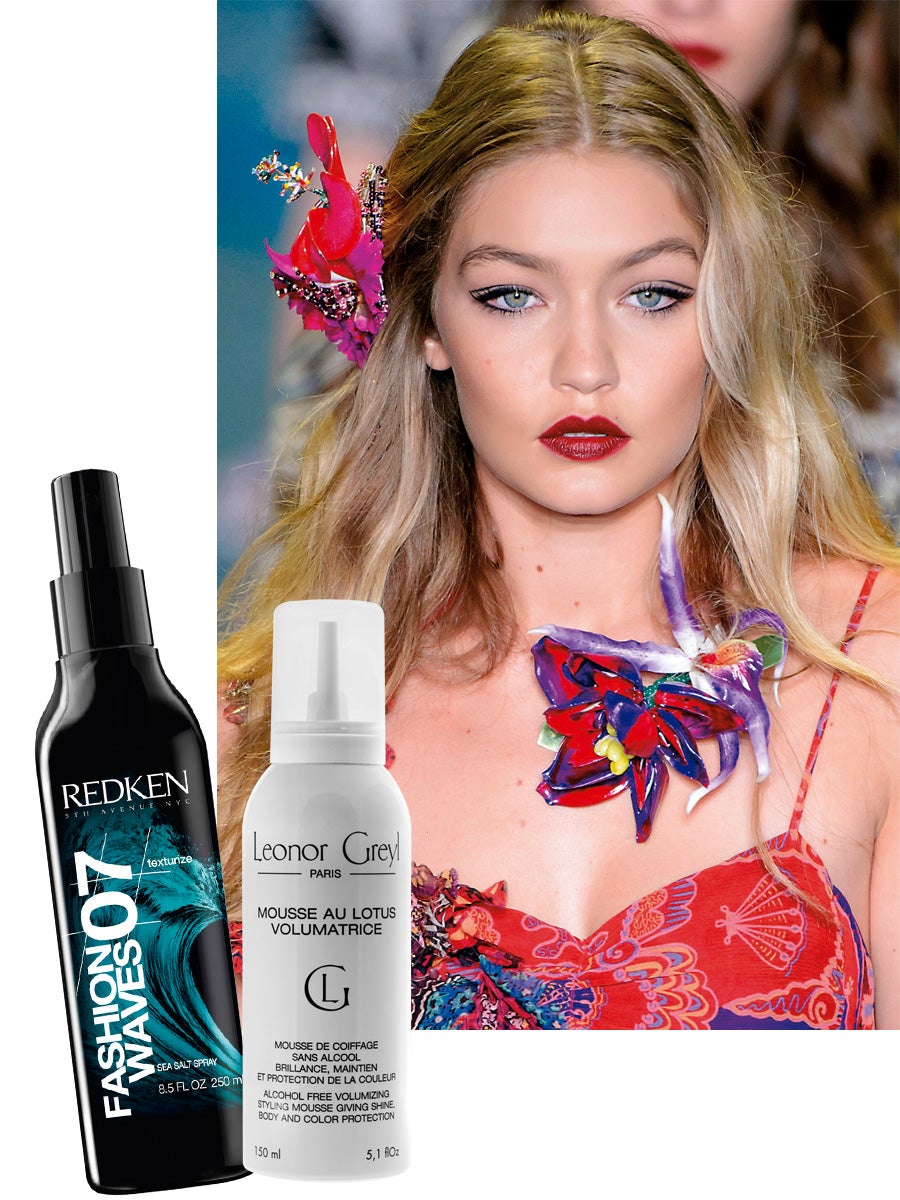 Vuelve el rizo redondo, esculpido a golpe de rulo y con volumen a ambos lados. Exactamente como lo llevaban las reinas de la noche en la discoteca de moda en el Nueva York de principios de los años 80, Studio 54. Entre ellas, Diane Von Furstenberg, que usa su carismática melena ondulada de inspiración. Y Anna Sui, con un punto más exótico. Fashion Waves 07 de Redken (22,20 €). Mousse au Lotus Volumatrice de Leonor Greyl (28,10€). (Annasui)