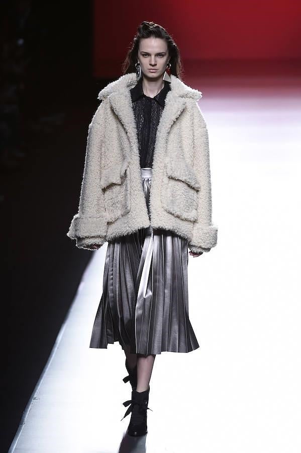 Abrigo de lana XL combinado con falda plisada.