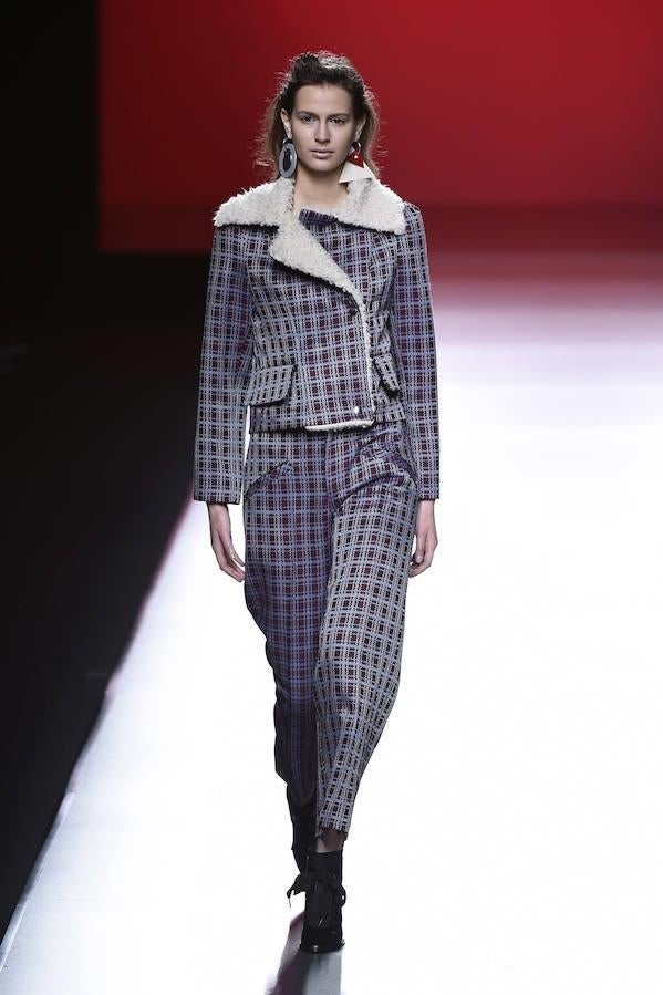 Total look de cuadros con pantalón y chaquta.