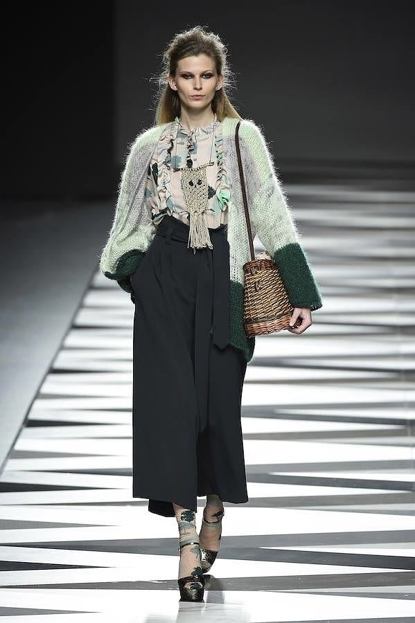 Pantalón culotte de color negro con blusa y cárdigan de punto.