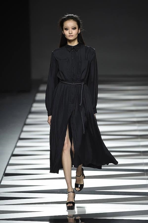 Vestido camisero de color negro.