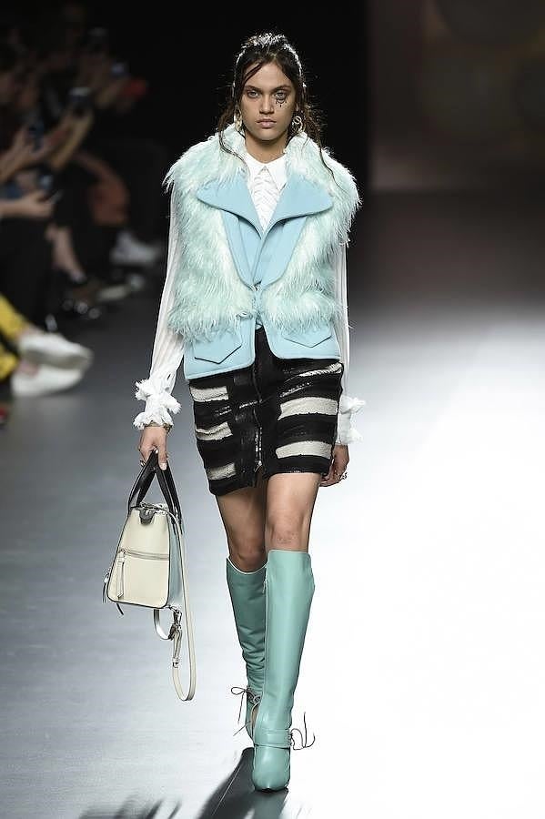 Minifalda 'black&white' combinado con abrigo de pelo.