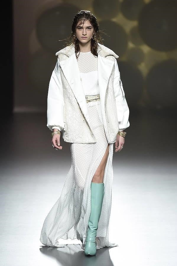 La diseñadora rompe con la oscuridad del invierno empleando tonos como el blanco.