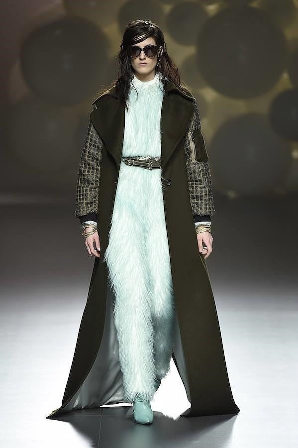 Mono largo de color verde agua.