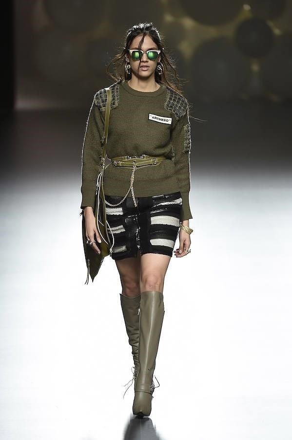 Jersey estilo militar con etiqueta de la marca.