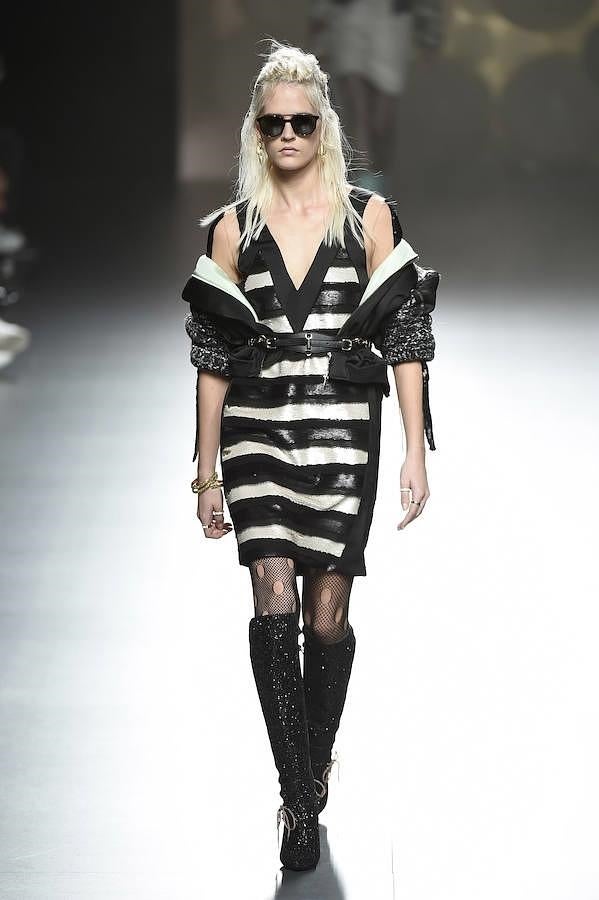 Vestido bitono sin mangas y con escote pronunciado.