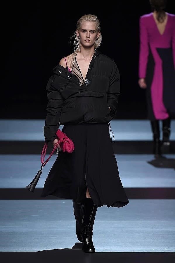 Vestido negro combinado con abrigo acolchado.