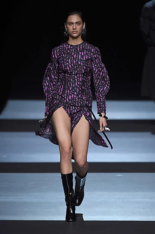 Vestido estampado de manga larga con aberturas en la falda.