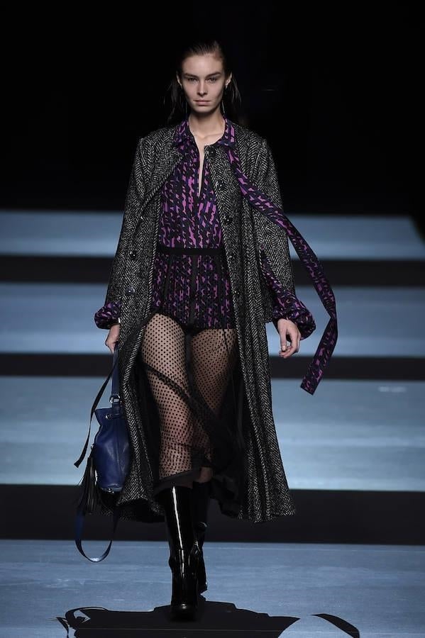 Abrigo con dibujo pata de gallo y vestido estampado.