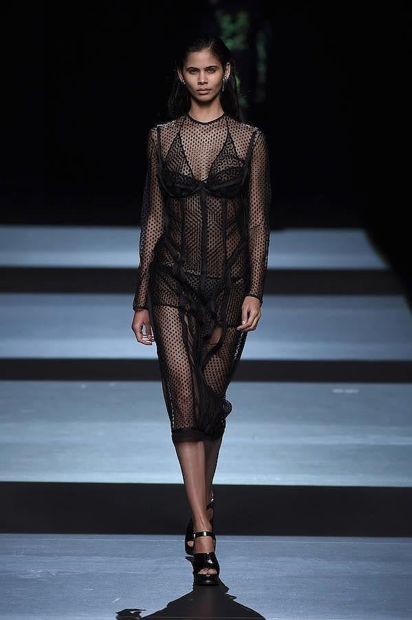 Vestido lencero de color negro transparente.