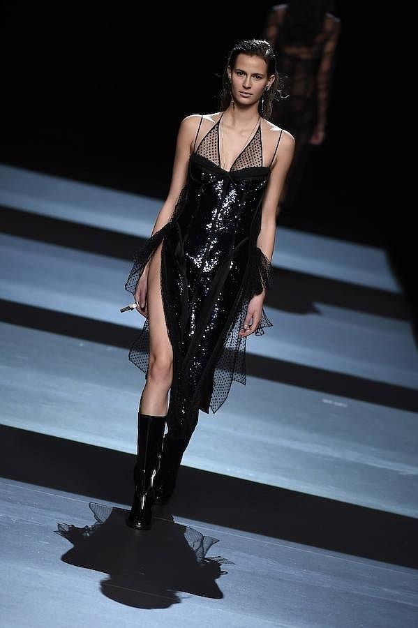 Vestido negro de lentejuelas con detalles transparentes.