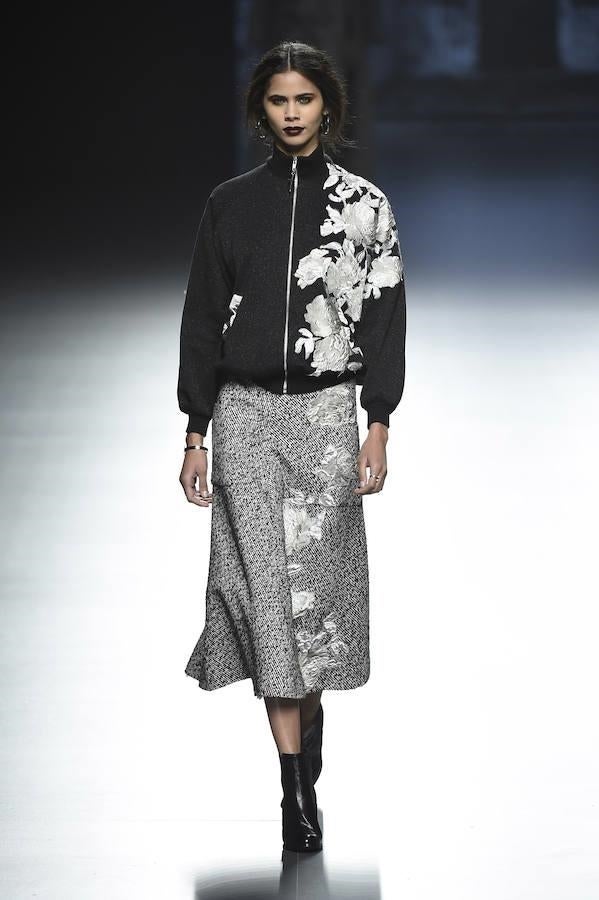 Bómber negra con dibujo de flores blancas.