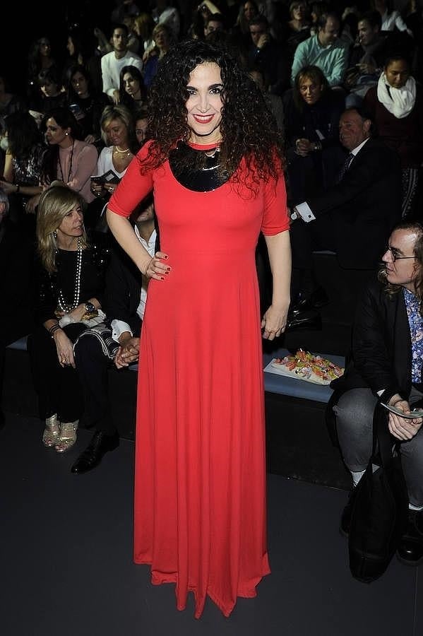 Cristina muy elegante con un vestido largo y collar metalizado.