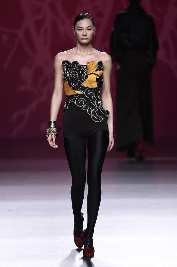 Corpiño negro con apliques dorados.