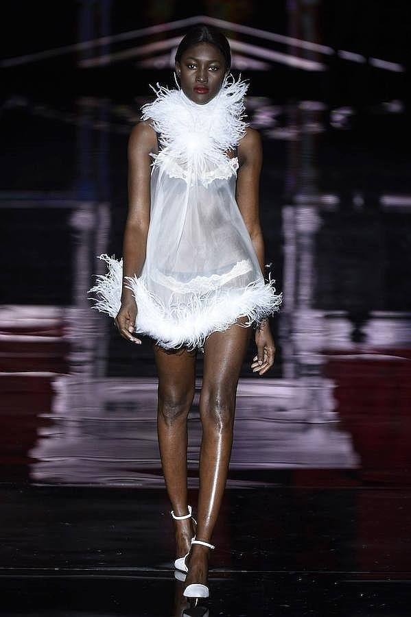Camisón blanco con cuello y bajo de plumas.