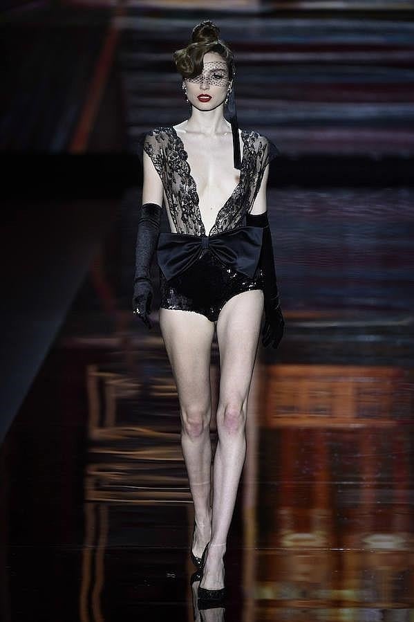 Body negro con cuerpo de encaje y braga de lentejuelas.