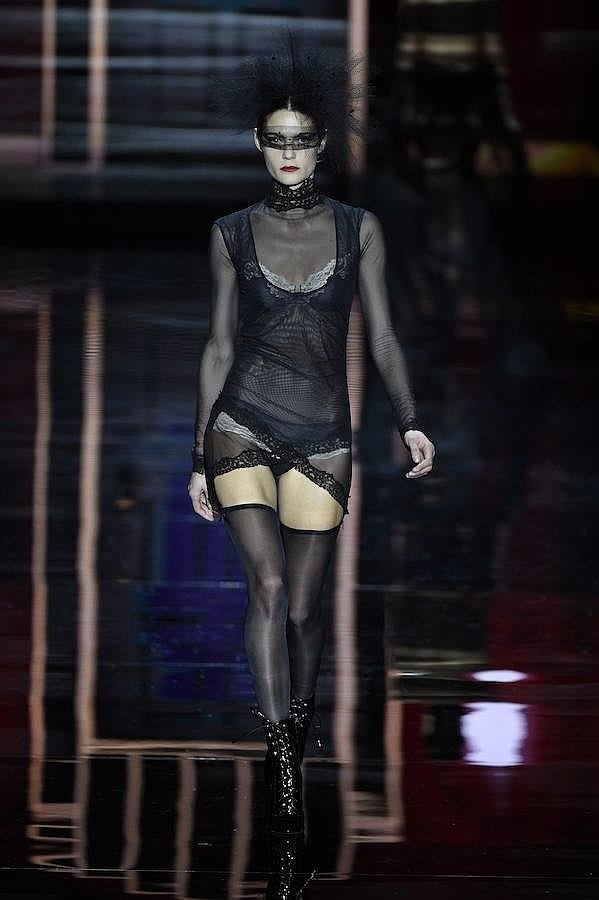 Vestido transparente de manga larga.