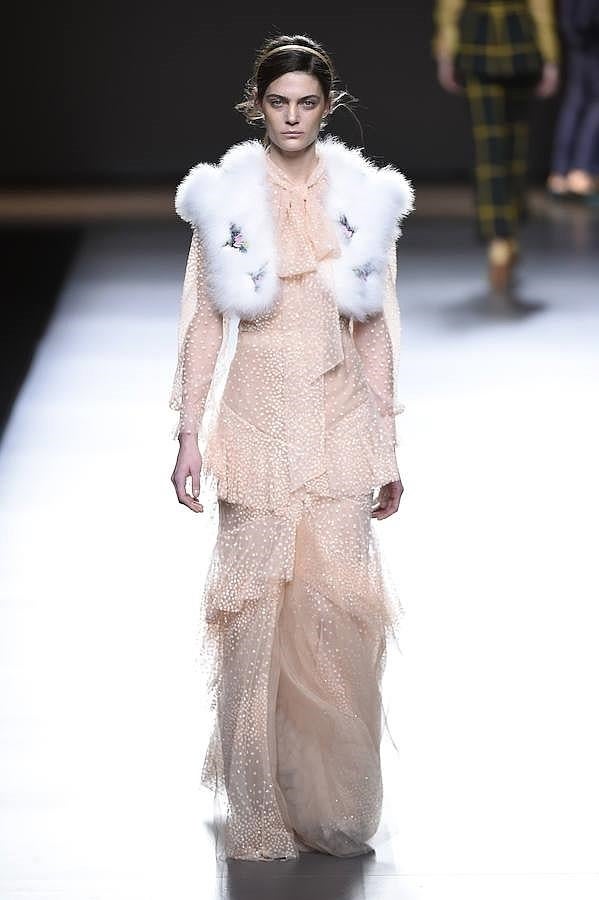 Vestido largo decorado con detalles metalizados.