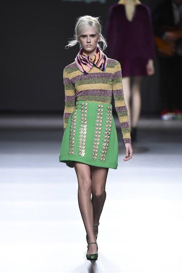 Jersey de rayas multicolor combinado con falda verde.