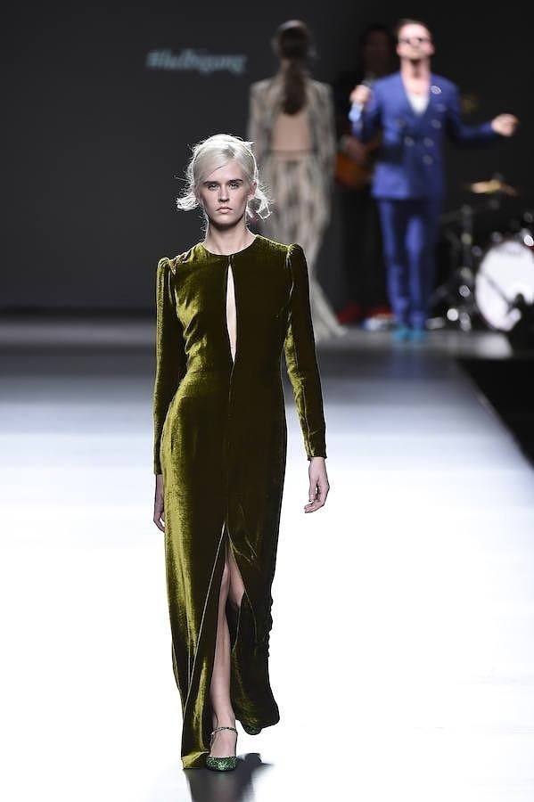 Vestido verde de terciopelo con abertura delantera.