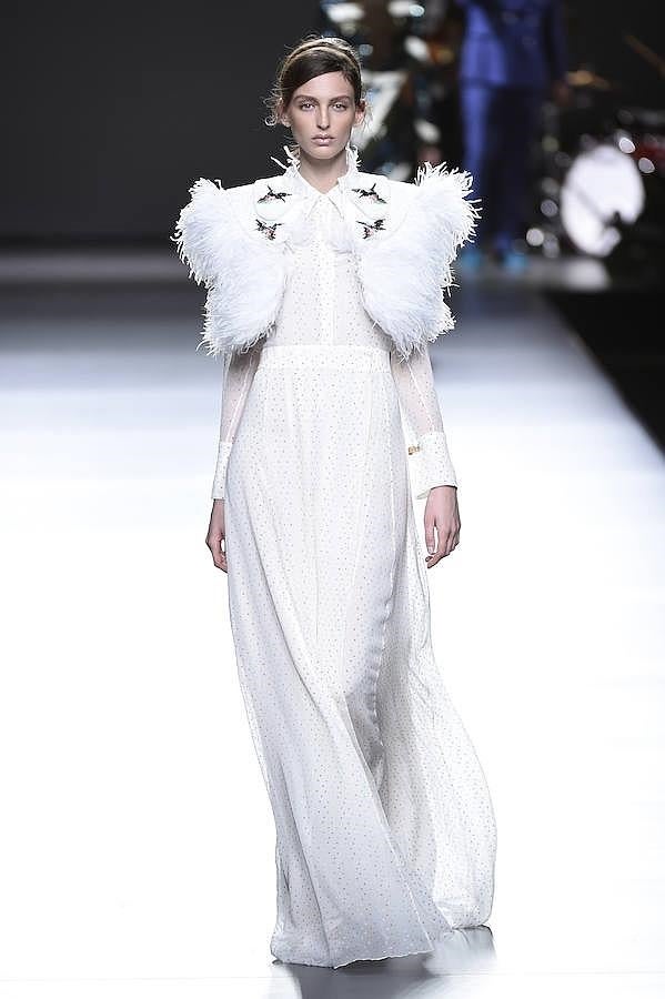 Vestido largo de color blanco con hombreras de plumas.