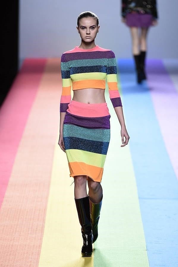 Top y falda lápiz de rayas multicolor.