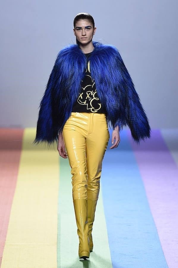 Abrigo pelo azul combinado con pantalón amarillo.