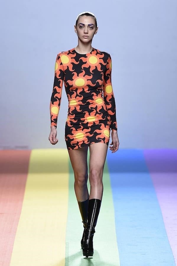 Vestido ajustado de color negro decorado con soles.