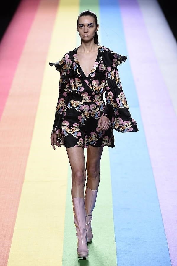 Mono negro con dibujo de pony y manga oversize.