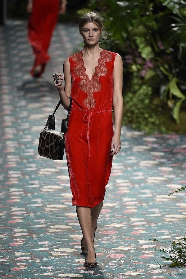 Vestido rojo con toque lencero y escote en pico.