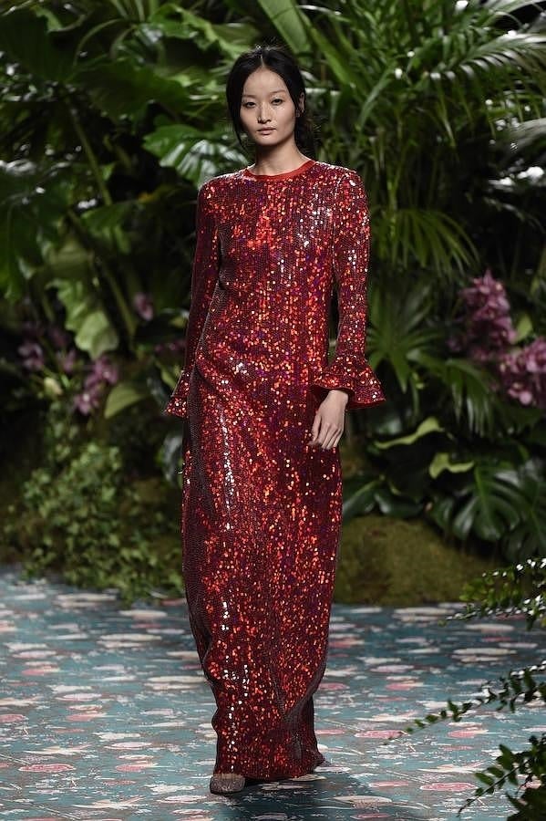 Vestido rojo de lentejuelas con volantes en los puños.