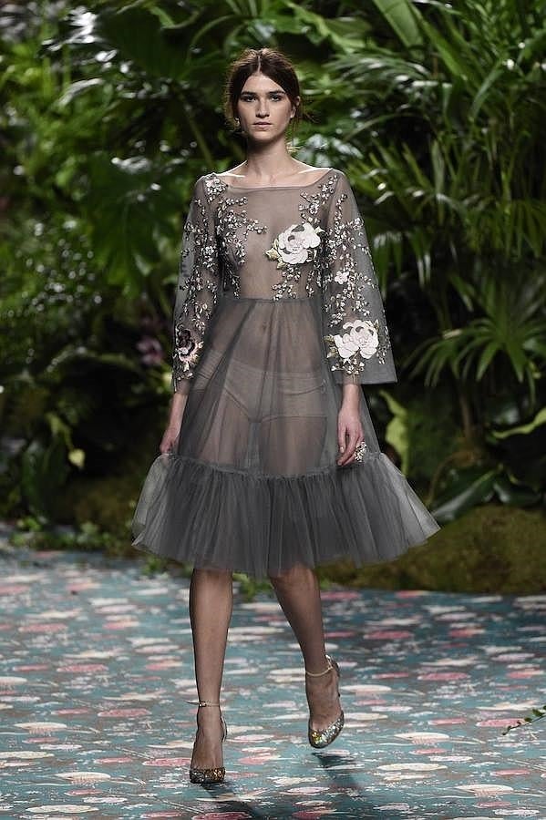 VEstido corto de color gris transparente.