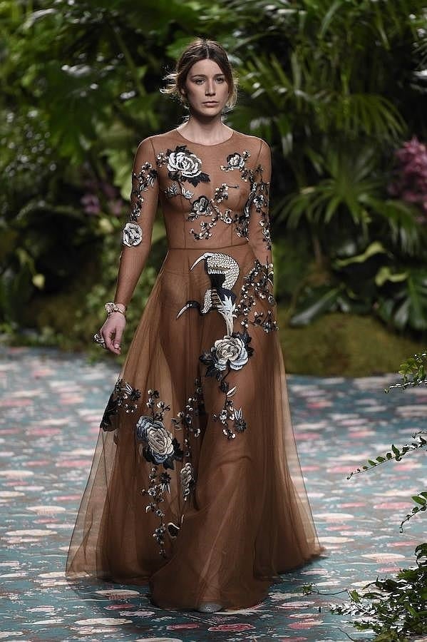 Vestiod marrón decorado con bordado floral y pájaros.