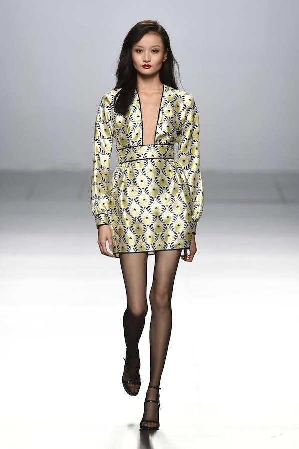 Vestido lady con estampado y escote pronunciado.