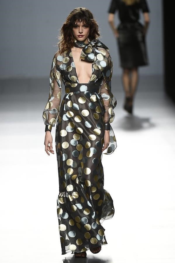 Vestido largo de color negro transparente con lunares XL.