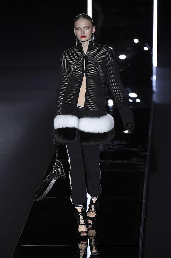 Abrigo negro con detalle en pelo.