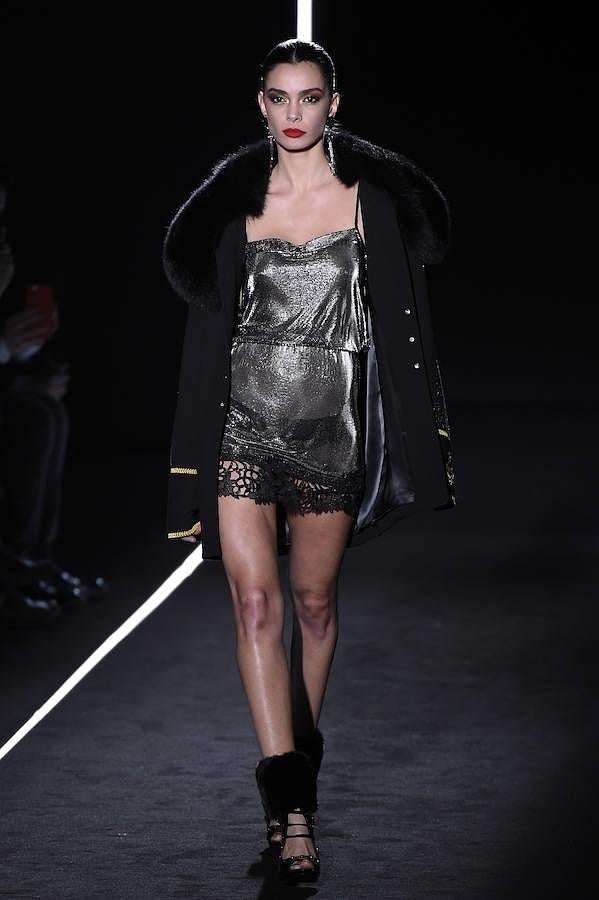 Vestido metalizado con toque lencero.