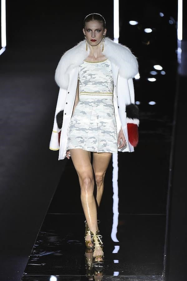 Vestido estampado militar con abrigo blanco.