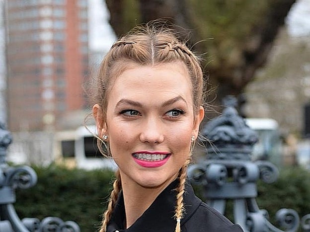 Karlie Kloss con trenzas de boxeador en la Semana de la Moda de Londres que presenta las colecciones de otoño-invierno 2016/17.