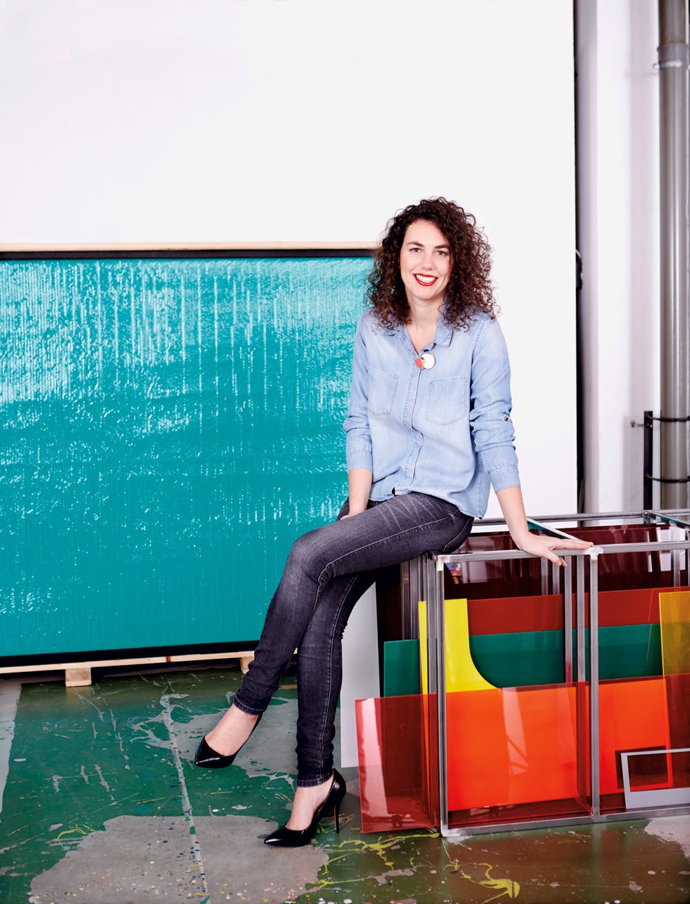 Frente a su obra Lo necesario y lo posible (2015), y sentada en su escultura S.T. (Modalidades de lo visible) (2016), que presenta en esta edición. Estilismo: Verónica Suárez. Maquillaje y peluquería: Mara Fervi (N.Y.C.) y Olga Holovanova para Art Lab-Aveda