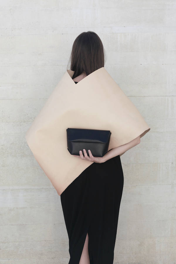 La arquitecta Jessica Tena celebrará el primer aniversario de esta firma de diseño sereno y colores neutros que apuesta por la piel de curtición vegetal. 100% artesanales.