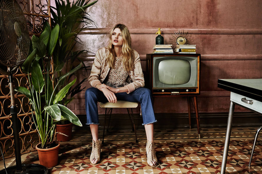 Jeans, top y cazadora bomber, piezas infalibles de la temporada