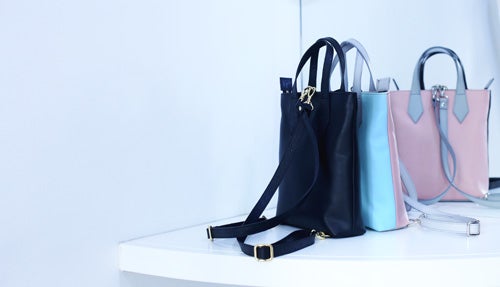 Creados en Ubrique de forma artesanal son estos bolsos realizados en piel de primera calidad.