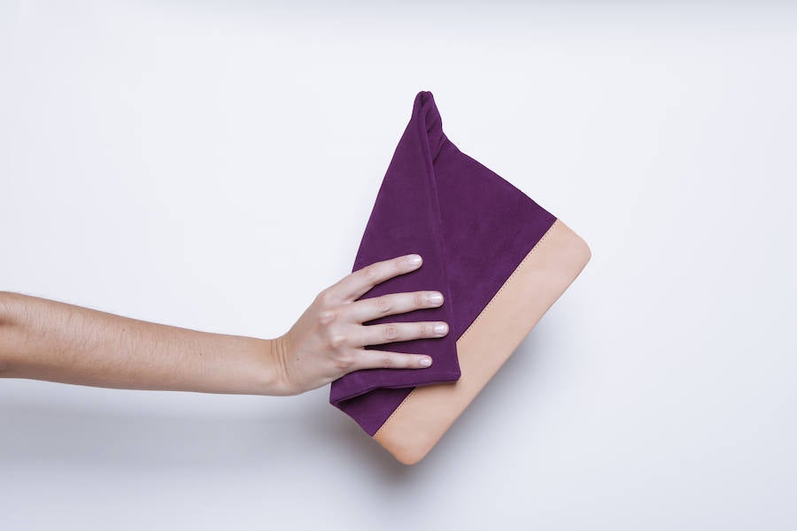 De la unión de ideas de una madre y una hija surge esta firma de accesorios atemporales cuyo objetivo es crear un lujo accesible. Permite personalizar cada pieza grabando tus iniciales o incluso una frase.