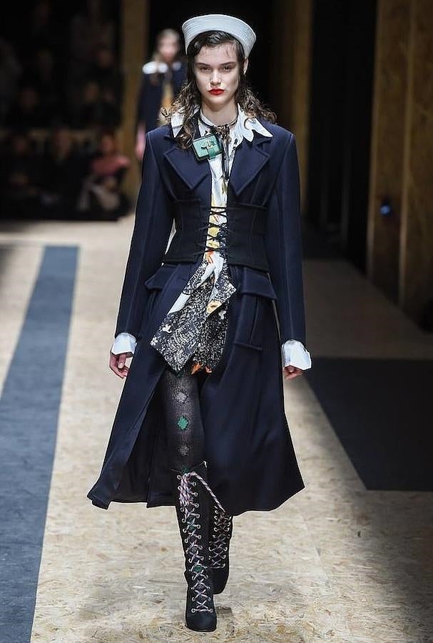 Sobre un elegante aberigo azul, la diseñadora coloca corsés