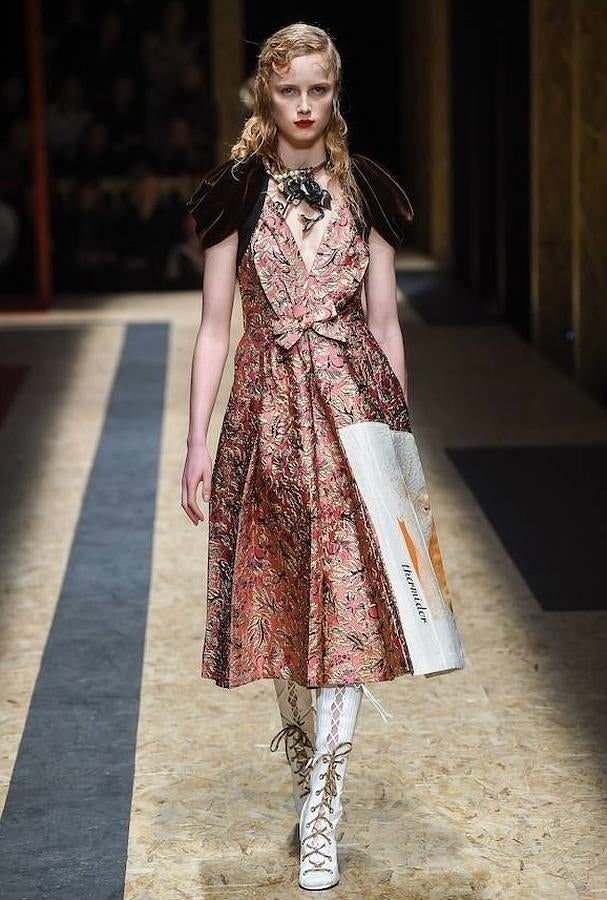 De tela impermeable es esta pieza que Prada propone para la próxima temporada