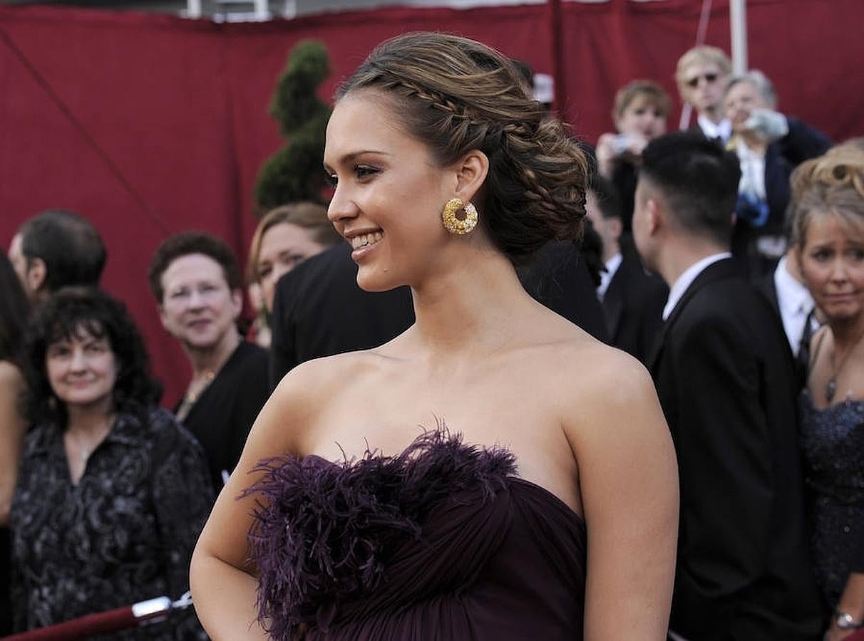 Jessica Alba lució un bonito recogido bajo con trenzas enlos Oscar 2008.